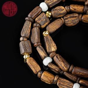 Bracelet en bois d'agar naturel entièrement enrobé avec accents dorés – Perles de bois d'oud à haute teneur en résine, (8,4 g) - Product Image 3