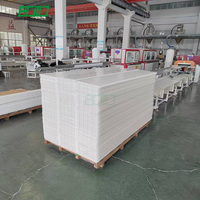 Planches murales et de plafond en PVC imperméables pour les zones de fabrication alimentaire, les laboratoires, les salles humides, système de revêtement répondant aux exigences du projet