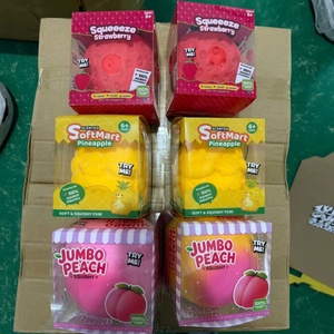 Fruit Squeeezy : Jouets sensoriels à pincer géants en forme de pêche, grande fraise et ananas - Product Image 3