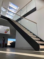 Escalier droit moderne d'intérieur à double poutre en bois et acier
