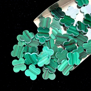 Malaquita Natural de 13x13x2mm, Piedra de Trébol Verde, Gema de Malaquita de Cuatro Hojas para la Fabricación de Joyas - Product Image 1