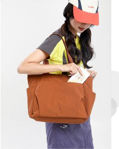 Sac à bandoulière simple de grande capacité en nylon léger et résistant à l'eau, sac à main, sac bandoulière, sac fourre-tout pour femme. - Product Image 3
