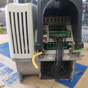 ES2401 UNIDRIVE 5.5KW 380V d'occasion en bon état ES2401 ES2401 UNIDRIVE 5.5KW 380V d'occasion en bon état ES2401 - Product Image 3