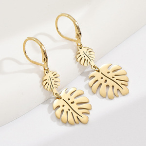 Orecchini pendenti a foglia d'acero in acciaio inossidabile <span class=keywords><strong>2026</strong></span> di tendenza, design a doppia foglia cava, ipoallergenici, gioielli alla moda all'ingrosso - Product Image 2