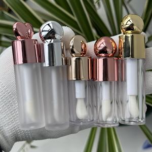 Envase Cosmético Transparente para Brillo Labial Mate de 6 ml con Cabezal de Brocha Grande Electrochapado y Tapa en Forma de Corazón - Product Image 2