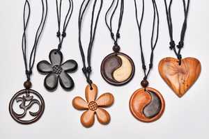 Colliers en bois faits à la main avec des perles de bois naturelles, conçus pour un usage quotidien, look traditionnel et mode simple - Product Image 2