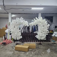 Op maat gemaakte verlengde kersenbloesemboom bruiloft roze witte kunstmatige kersenbloesemboom voor binnen- en buitendecoratie