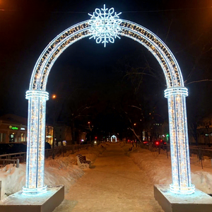 Arcos Navideños Repetitivos que Crean un Camino Festivo Rítmico para Calles Comerciales, Parques, Resorts y Plazas Públicas - Product Image 1