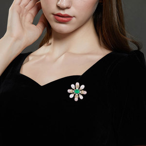 Broche de pérolas para água doce, vestido vintage elegante de alta qualidade, esmeralda, zircônia, cardigã, broche em canal de flores, broche de pérolas - Product Image 4