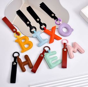 Porte-clés Alphabet 26 Lettres en Cuir PU, Breloque de Sac Initiale, Pendentif Personnalisé en Anglais pour Clés - Product Image 1