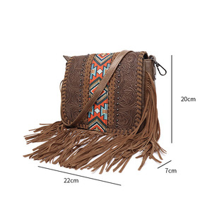 Venta al por mayor bolsos de borla occidental bohemio étnico Vintage tejido azteca en relieve Pu vaca estampado Pu cuero bandolera - Product Image 4