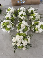 Vente flash : Boule de fleurs artificielle blanche et verte de 30 cm pour centre de table, idéale pour la décoration de mariage.