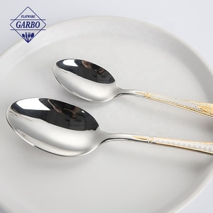 أدوات مائدة فاخرة من المصنع بمقابض ذهبية وحامل معدني، طقم ملاعق وشوك من الفولاذ المقاوم للصدأ 18/10 مع شعار محفور بالليزر وطلاء ذهبي - Product Image 3