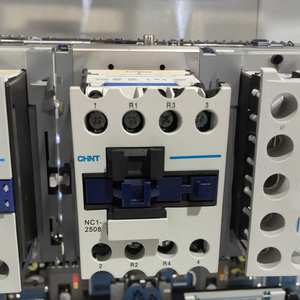 คอนแทคเตอร์ Chint <span class=keywords><strong>NC1</strong></span> ซีรีส์ 220V AC 3 เฟส 25A 50/60Hz รุ่น <span class=keywords><strong>NC1</strong></span>-<span class=keywords><strong>2510</strong></span> <span class=keywords><strong>NC1</strong></span>-3210 แบบติดตั้งบนราง Din สำหรับระบบอัตโนมัติในอุตสาหกรรม - Product Image 1