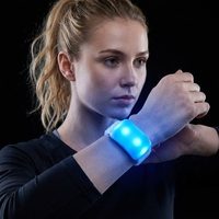 Pulsera LED Activada por Sonido - Sincronización Musical para Fiestas, 4/15 Colores LED, 4-10 Horas de Duración de la Batería, Diseño Retro Romántico Portátil para Bodas