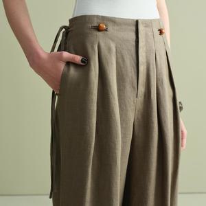 Pantaloni Casual larghi con Design plissettato personalizzato pantaloni eleganti alla moda <span class=keywords><strong>a</strong></span> gamba dritta pantaloni <span class=keywords><strong>a</strong></span> <span class=keywords><strong>righe</strong></span> <span class=keywords><strong>di</strong></span> <span class=keywords><strong>lino</strong></span> con bottoni da donna - Product Image 4