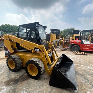 Chargeuse compacte sur pneus CAT 226B d'occasion, Caterpillar d'origine, faible nombre d'heures, bien entretenue, pour travaux agricoles et de construction, en stock, prête à être expédiée - Product Image 4
