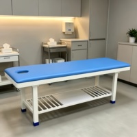 Table de massage thérapeutique pratique pour hôpital avec étagère de rangement intégrée, lit de soins à domicile doté d'un revêtement antibactérien et d'une capacité de charge élevée