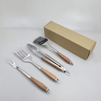 Ensemble de 4 outils de barbecue en acier inoxydable avec manche en bois, accessoires de grillade dans une boîte kraft pour la cuisine en plein air