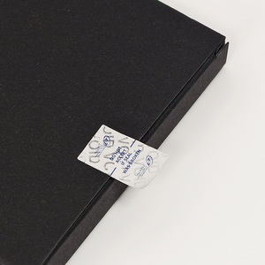 Etiqueta de seguridad personalizada con texto impreso, adhesiva y a prueba de manipulaciones, para sellar cajas de botellas de cosméticos. - Product Image 1