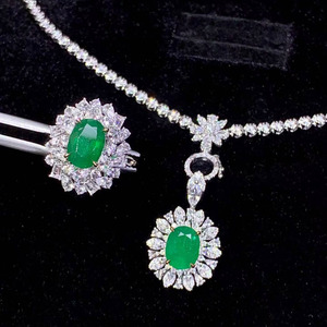 Collier pendentif de luxe SGARIT en or 18 carats avec émeraude naturelle de 10,61 carats et 59 diamants naturels d'un total de 2,746 carats. - Product Image 1