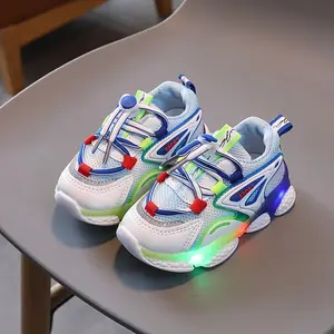 공장 새로운 디자인 밝은 Led 가벼운 신발 어린이 신발 끈 만화 애니메이션 야외 편안한 걷기 어린이 캐주얼 운동화 PVC PU