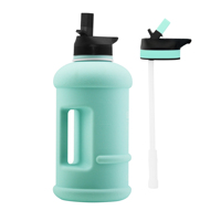 Bouteille d'eau en plastique de style sportif de 64 oz sans BPA avec bouchon à paille rabattable pour boire directement, motivant, disponible gratuitement