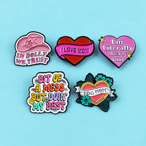 Broche de solapa de esmalte suave personalizado con diseño de sombrero de vaquero rosa 'Dolly We Trust' y corazón 'I Love Mom', insignia bonita para mamá de perros, regalo para el Día de la Madre - Product Image 3