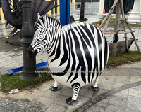 Statue de girafe de dessin animé adorable, modèle de dessin animé en fibre de verre, décoration de parc à thème