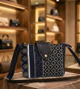 Sac bandoulière vintage à motif géométrique avec rabat en cuir PU, étanche et antivol, capacité compacte, prix du marché disponible - Product Image 1