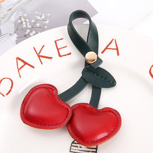 Porte-clés pendentif en forme de cœur vintage de haute qualité 2025 pour l'amour, charme de sac à main en cuir cerise pour filles, porte-clés promotionnels - Product Image 4