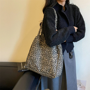 <span class=keywords><strong>Sac</strong></span> fourre-tout pour femme <span class=keywords><strong>à</strong></span> imprimé léopard, grande capacité, <span class=keywords><strong>sac</strong></span> <span class=keywords><strong>à</strong></span> bandoulière avec des matériaux écologiques européens, <span class=keywords><strong>sac</strong></span> <span class=keywords><strong>à</strong></span> <span class=keywords><strong>main</strong></span> de luxe durable - Product Image 5