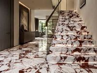 Dalles de marbre rouge Calacatta avec veinures rouges prononcées pour panneaux en bois de pare-chocs, plans de travail de cuisine, tables consoles et baignoires en pierre