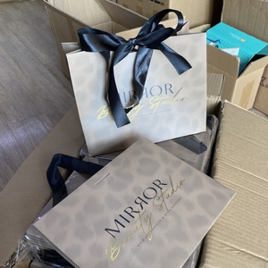 <span class=keywords><strong>Sacchetti</strong></span> Regalo in <span class=keywords><strong>Carta</strong></span> con Manici Personalizzabili 2025, <span class=keywords><strong>Colorati</strong></span> con Logo Stampato e Nastro - Product Image 1