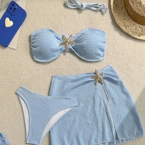 Ensemble bikini trois pièces bleu clair pour femme, haut bandeau avec détail étoile de mer, bas taille haute et jupe, maillot de bain pour la plage - Product Image 1