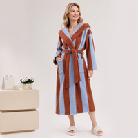 Nouvelle robe de chambre rayée haut de gamme pour femme, en polaire corail épaisse, style automne-hiver, longue tenue d'intérieur.