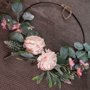 พวงหรีดดอกกุหลาบประดิษฐ์ CallaFloral สีชมพู พร้อมใบยูคาลิปตัส สำหรับตกแต่งงานแต่งงาน ตกแต่งบ้าน แขวนผนัง รุ่น CF01011 - Product Image 1