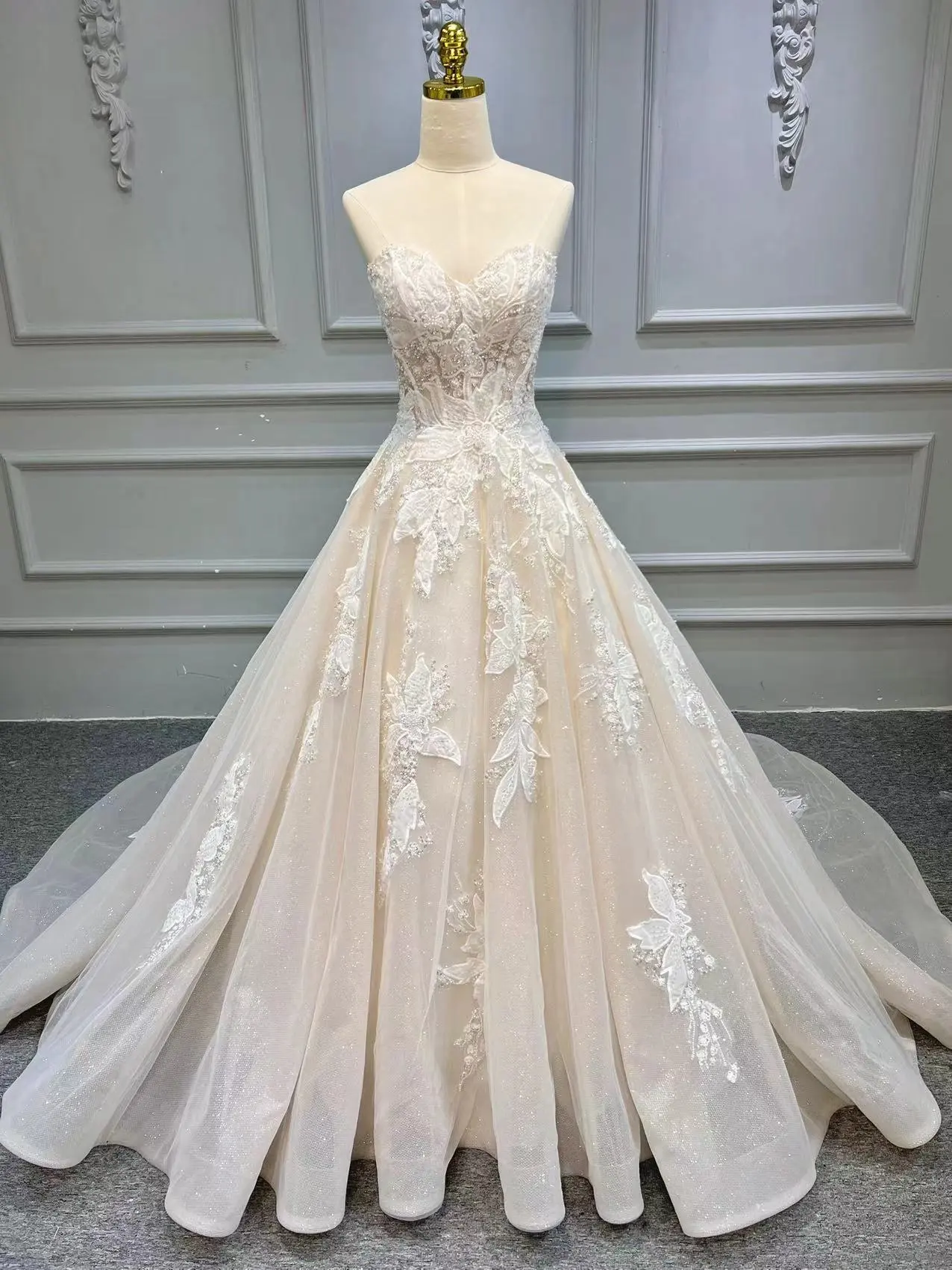 Three-dimensional embroidered lace wedding dress heart-shaped neckline bead trailing wedding dress