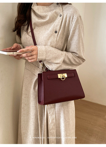 Sac à main structuré noir pour femme - Élégant fermoir à anneau doré, cuir PU texturé, sac bandoulière convertible - Product Image 4
