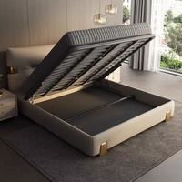 Lit de Luxe Moderne en Cuir Véritable Italien pour Chambre Parentale, Cadre de Lit Capitonnée King Size avec Garniture Dorée et Rangement