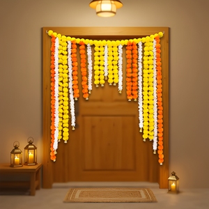 Guirlande traditionnelle de fleurs de souci jaunes, oranges et blanches avec clochettes dorées pour la décoration de porte, idéale pour les mariages, les festivals et l'entrée de la maison. - Product Image 1