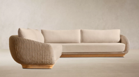 Ensemble de canapés en rotin de luxe pour l'extérieur avec coussins crème, chaises longues et ottomanes arrondies imperméables pour usage hôtelier
