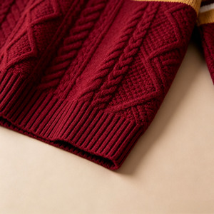 Suéter Varsity de Punto Trenzado con Bordado de Letras Doradas en Color Rojo, Estilo Español, para Hombre, Ropa de Invierno, OEM - Product Image 6