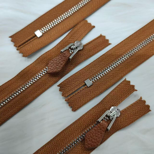 Haute Qualité 3 #   Fermeture éclair métallique avec tirette en cuir marron, fermeture éclair métallique personnalisée à extrémité fermée pour T-shirts et polos - Product Image 3