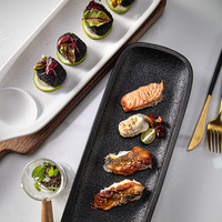Ensemble de table de bistrot de marque Jiujiuju personnalisé, plateau rectangulaire pour plats, plateau à dessert, assiette à sushi en céramique noire avec saucière