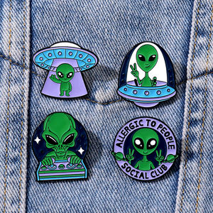 Yini หมุดเคลือบอีพอกซีเรซินอีพ็อกซี่จากเอเลี่ยนคอสเพลย์-ยูเอฟโอและสัญลักษณ์ตัวละครแปลกๆให้รายละเอียดสดใสเหมาะสำหรับเป็นของขวัญของนักสะสม - Product Image 4