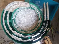 Vibratievoederbak voor balpenkappen met twee uitvoerbanen voor penassemblagemachine