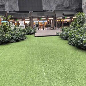 หญ้าเทียมสำหรับกลางแจ้ง พรมสีเขียวเสมือนจริงสำหรับสวน ลานบ้าน และพื้นระเบียง - Product Image 3