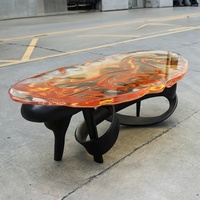 Table à manger longue en résine sculpturale moderne, plateau transparent à texture fluide et pieds courbés