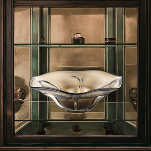 Bol en verre fumé, bord ondulé et base sculptée. Idéal pour <span class=keywords><strong>la</strong></span> décoration intérieure, l'affichage d'art, l'ajout d'élégance moderne. - Product Image 2